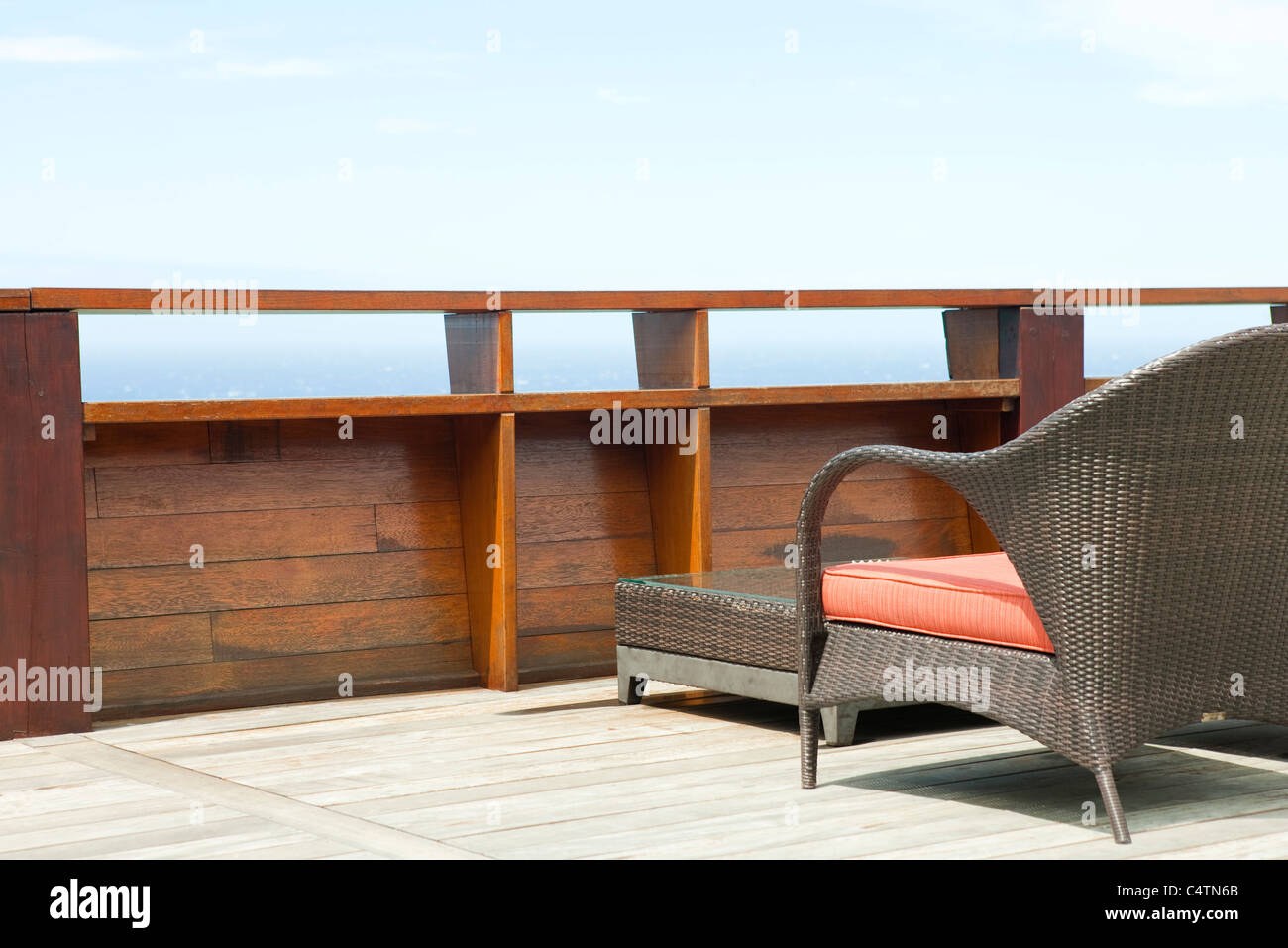 Patio Korbmöbel auf deck Stockfoto