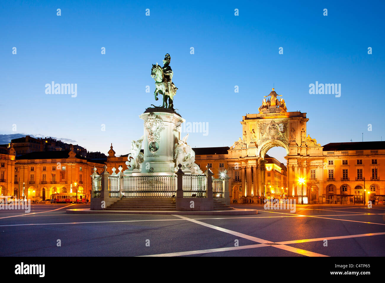 Europa, Portugal, Lissabon, Statue von König José I von Joaquim Machado de Castro am Praça tun Comercio Stockfoto