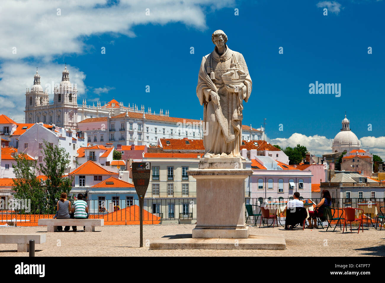 Europa, Portugal, Lissabon, Statue des San Vincente im Miradouro de Santa Luzia Stockfoto