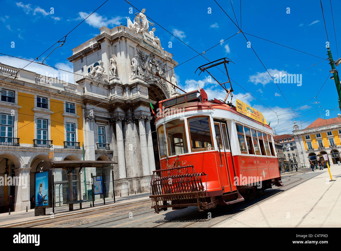 Europa, Portugal, Lissabon, Straßenbahn in Placa Comercio Stockfoto