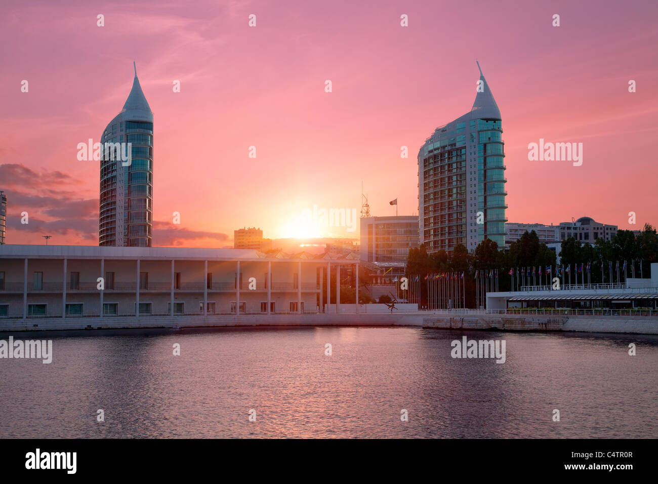 Europa, Portugal, Lissabon, Sao Gabriel und Sao Rafael Twin Towers bei Sonnenuntergang Stockfoto