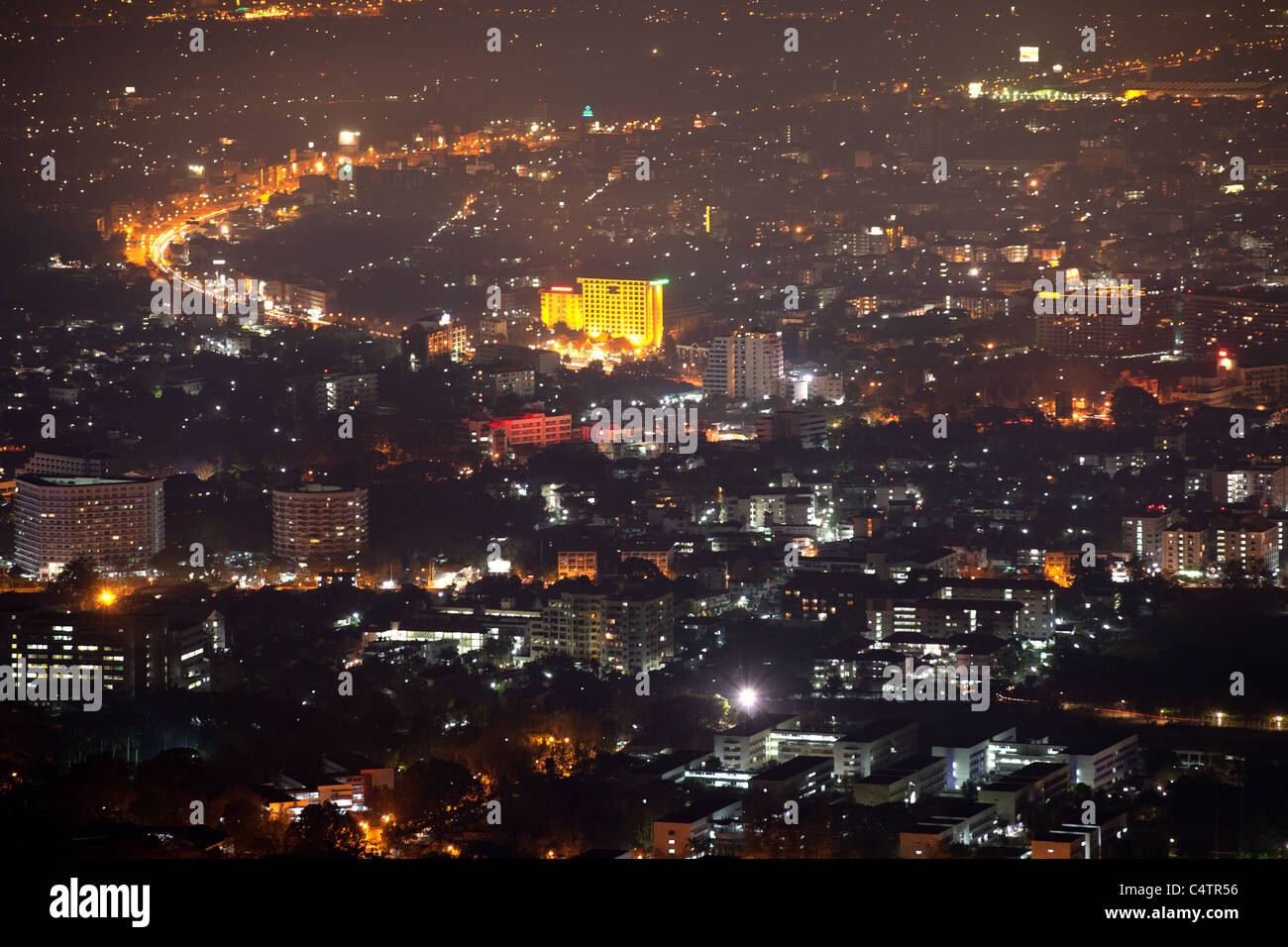 Panoramablick Nachtansicht der Stadt Chiang Rai im Norden Thailands Stockfoto