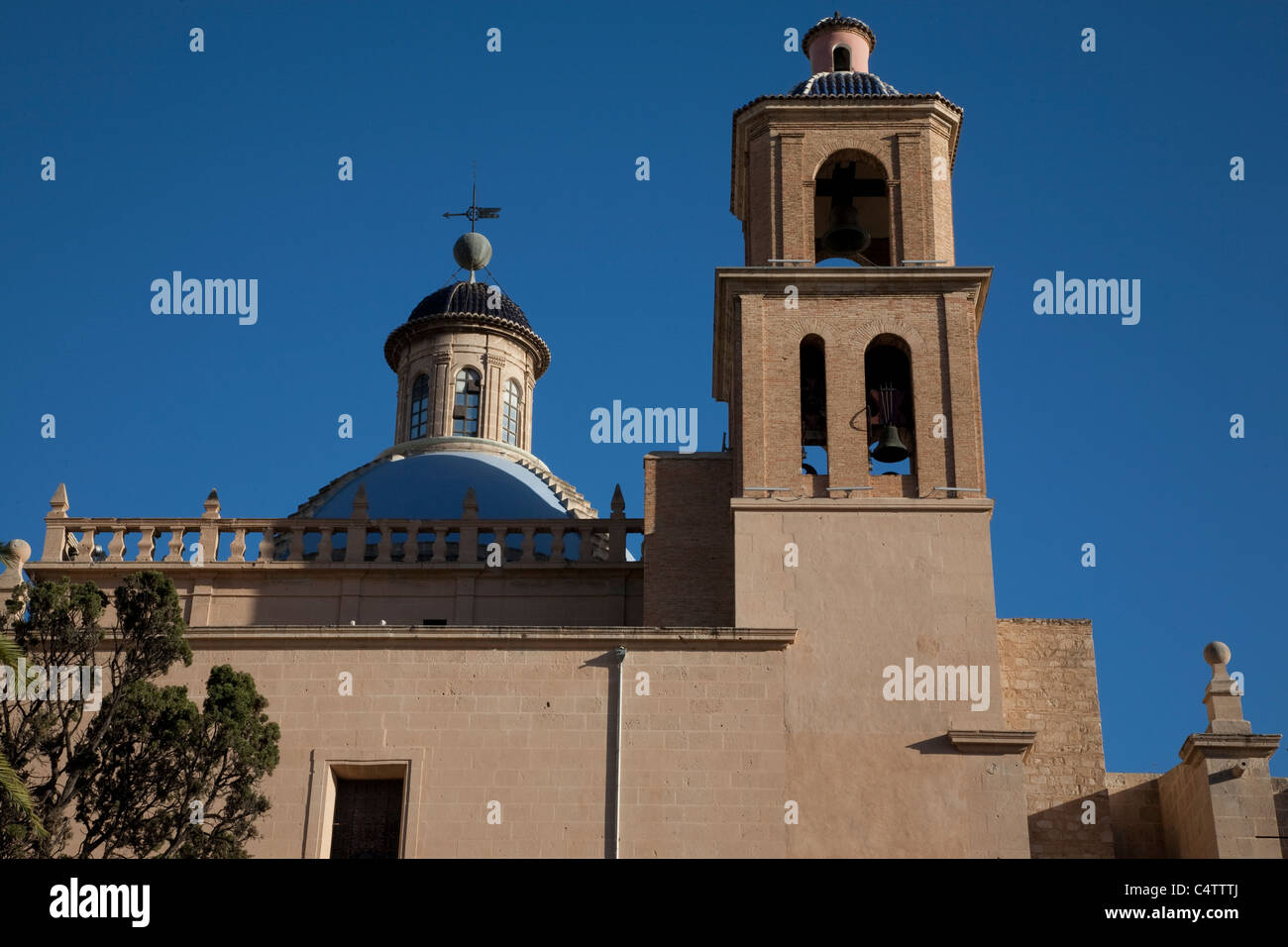 Dom und Turm der Kathedrale St. Nikolaus Kirche in Alicante, Spanien Stockfoto