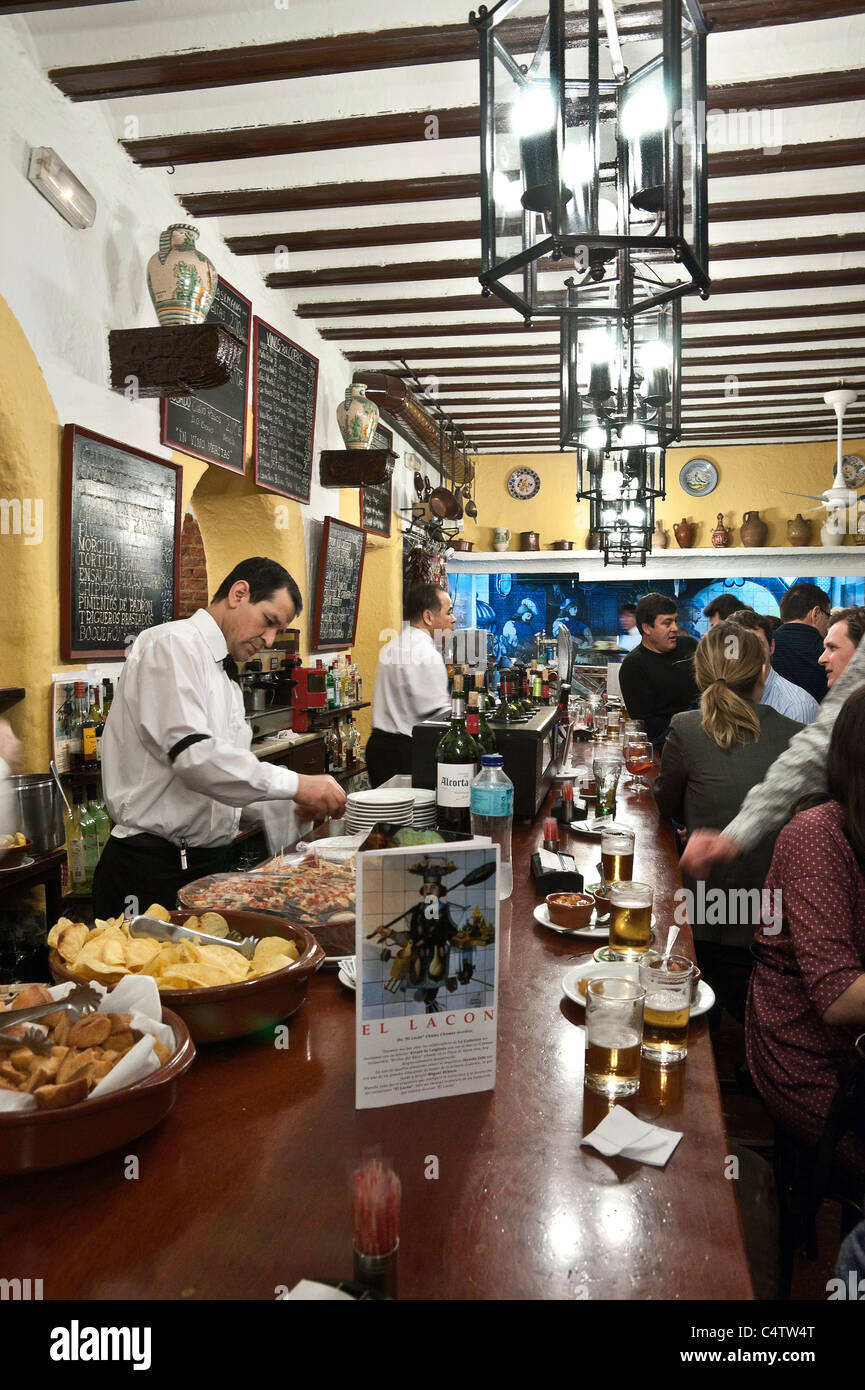 Eine Tapas-bar (eine von vielen) rund um die Plaza de Santa Ana und Puerta del Sol, im Zentrum von Madrid. Stockfoto