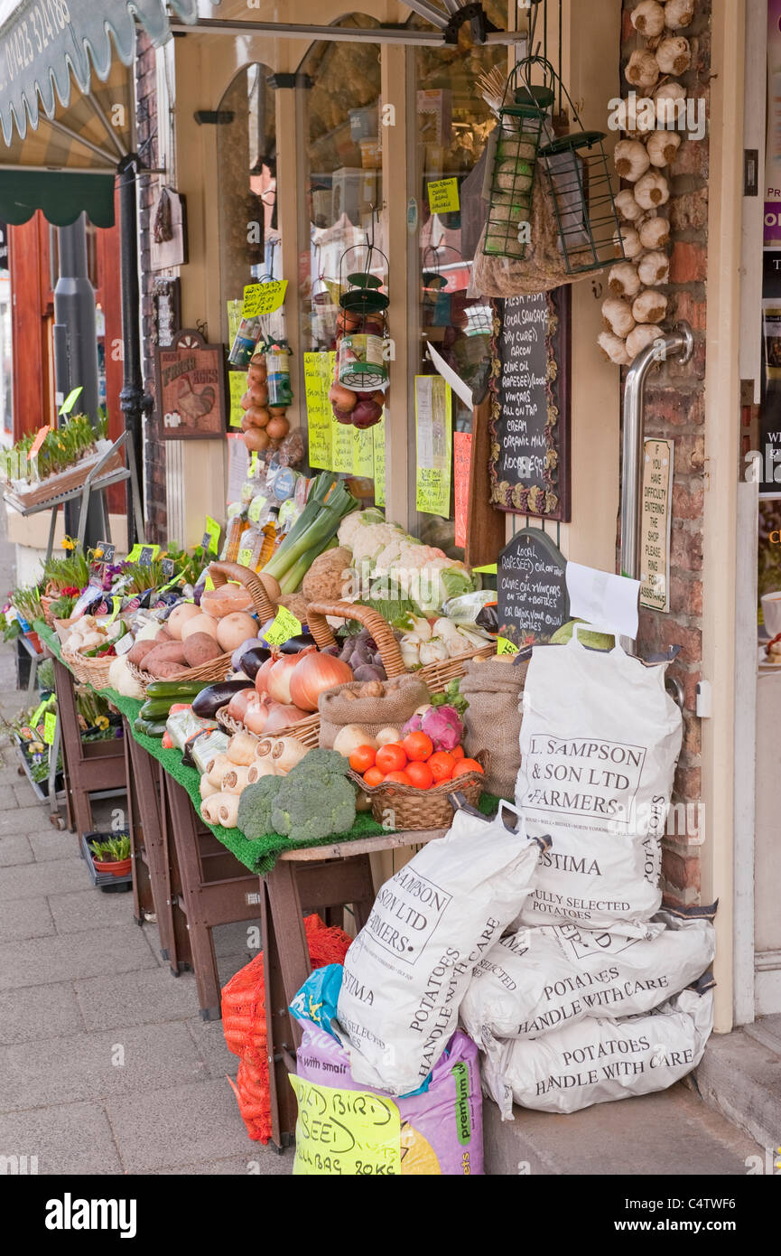 Gemüsehändler & lokale unabhängige High Street Shop (Obst & Gemüse Display & gestreifte Markise draußen) -The Fruit Basket, Boroughbridge, Yorkshire, UK. Stockfoto