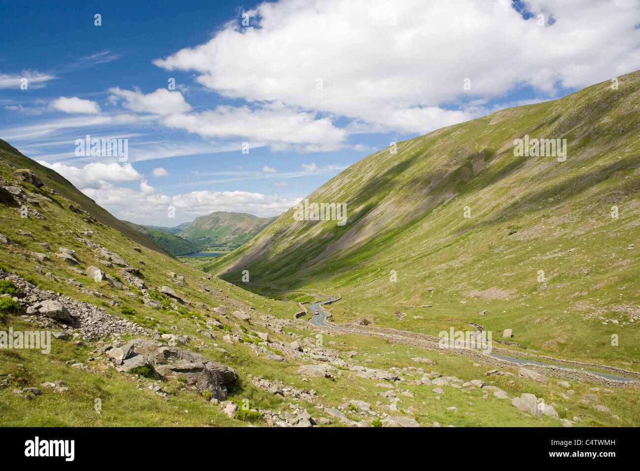 Blick auf die Kirkstone Pass, Lake District, Cumbria, England, Blick nach Norden. Platz fiel und Brüder Wasser sichtbar sind. Stockfoto