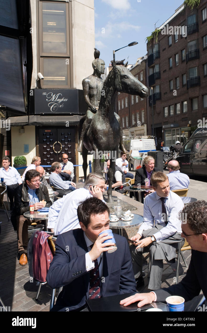 London, Mayfair, Cafe Nero außen Menge Leute sitzen trinken in der Sonne & Statue des Mannes auf Pferd von Elizabeth Frink & Taube Stockfoto