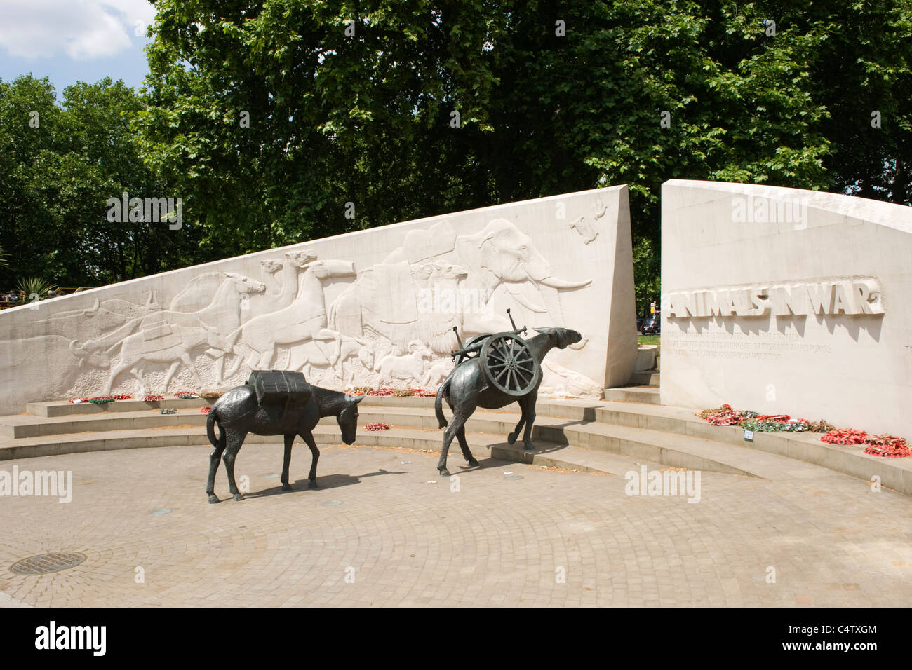 London Mayfair Hyde Park modernes Denkmal Statue oder Statuen von Tieren im Krieg von David Backhouse mule Stockfoto