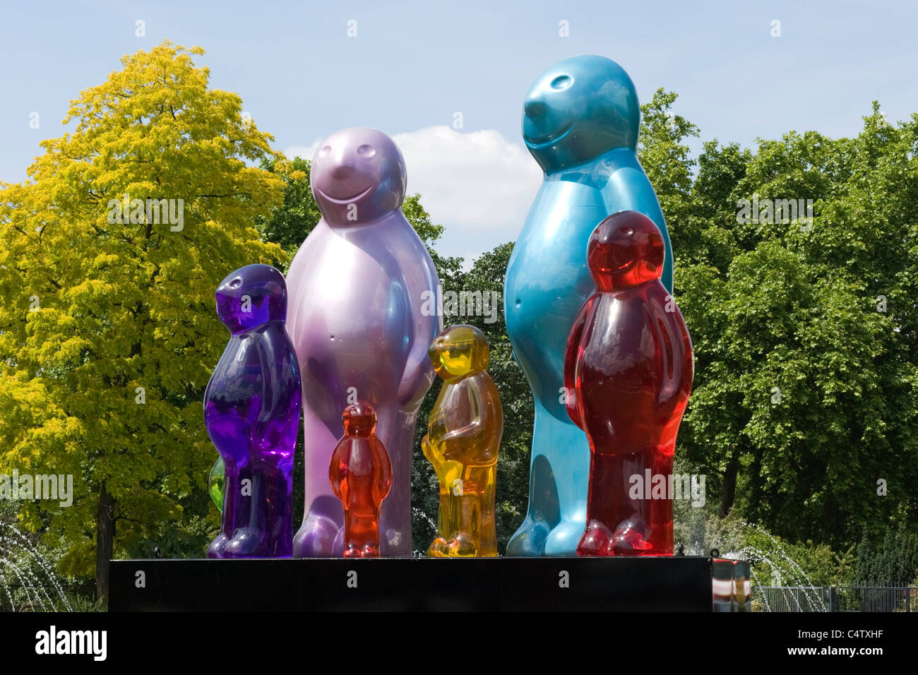 Hyde Park in London Mayfair moderne zeitgenössische Skulptur der Jelly Baby Familie von Mauro Perucchetti gemacht von Urethan-Harz Stockfoto
