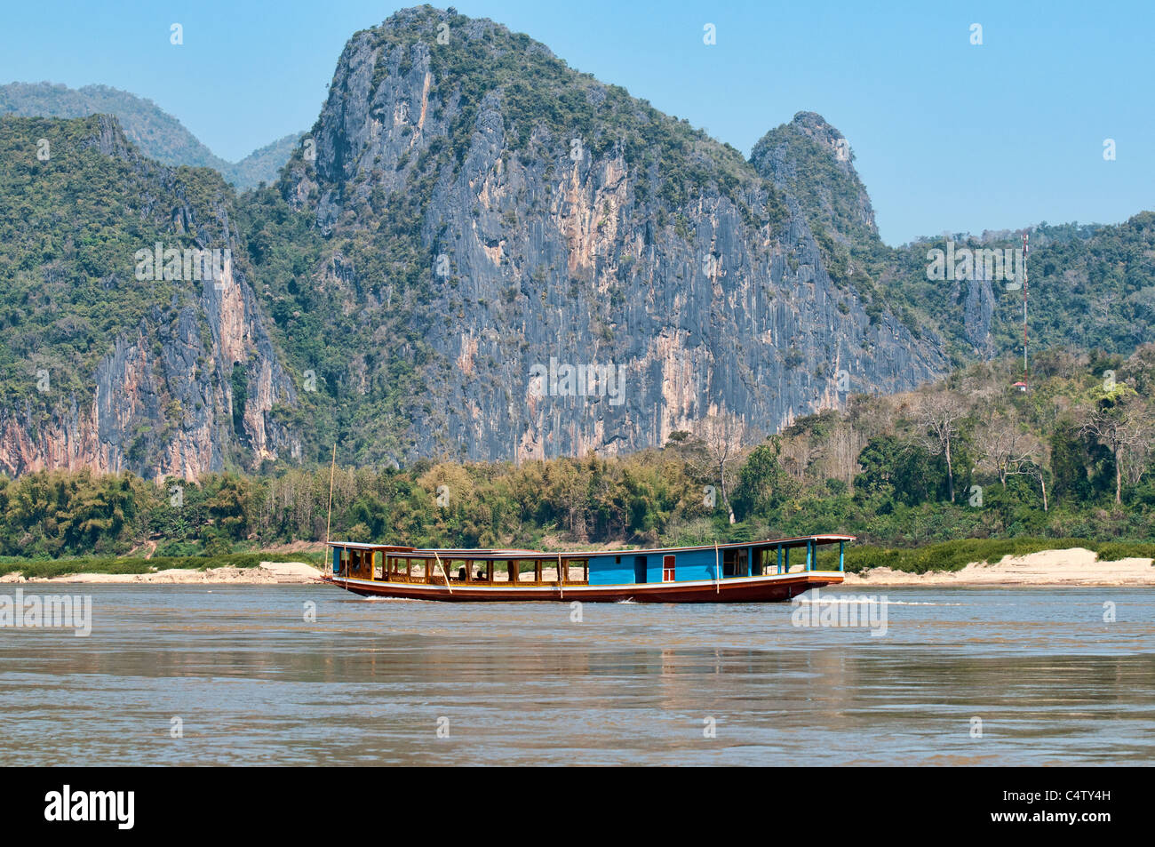 Traditionelles Boot Transport von Touristen auf dem Mekong Stockfoto