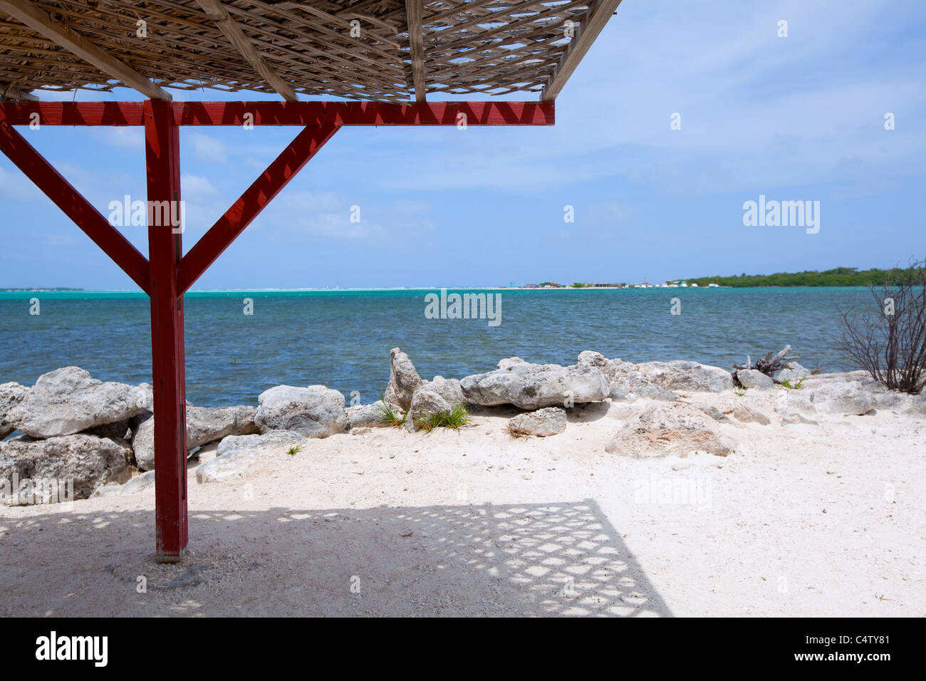 Landschaft in Bonaire auf der Südseite mit Blick auf Lac Bay bei Sorobon. Niederländische Antillen. Foto V.D. Stockfoto
