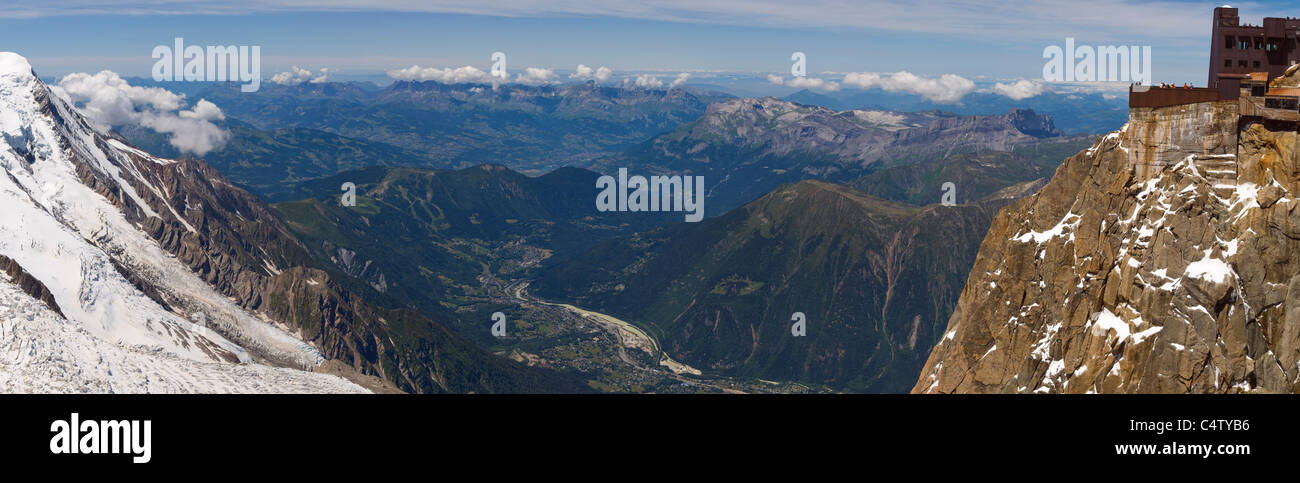 Tal von Chamonix und Terrasse mit Panoramablick auf die Aiguille du Midi, Chamonix, Frankreich, Mont-Blanc-Massiv, Alpen Stockfoto
