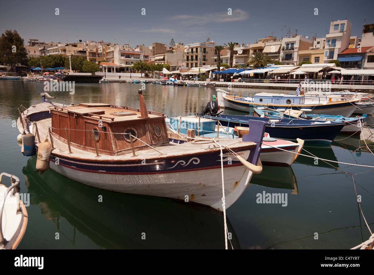 Angelboote/Fischerboote in See Überlieferung, Agios Nikolaos, Kreta, Griechenland Stockfoto