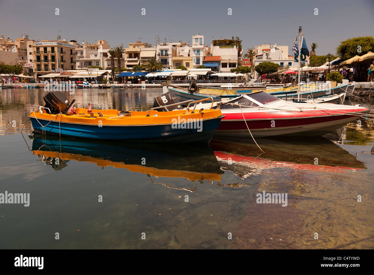 Angelboote/Fischerboote in See Überlieferung, Agios Nikolaos, Kreta, Griechenland Stockfoto