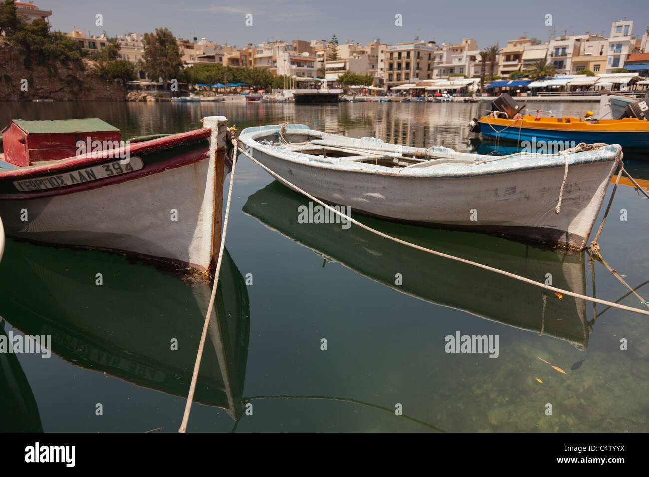 Angelboot/Fischerboot in See Überlieferung, Agios Nikolaos, Kreta, Griechenland Stockfoto