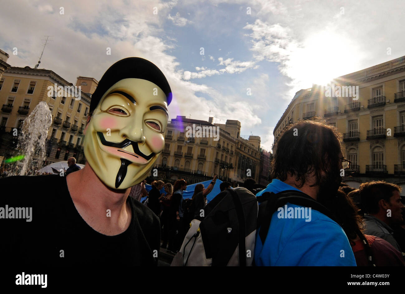 Ein Demonstrant mit einer anonymen Maske schließt sich die wütenden Besetzung zur Puerta del Sol in Madrid. Stockfoto