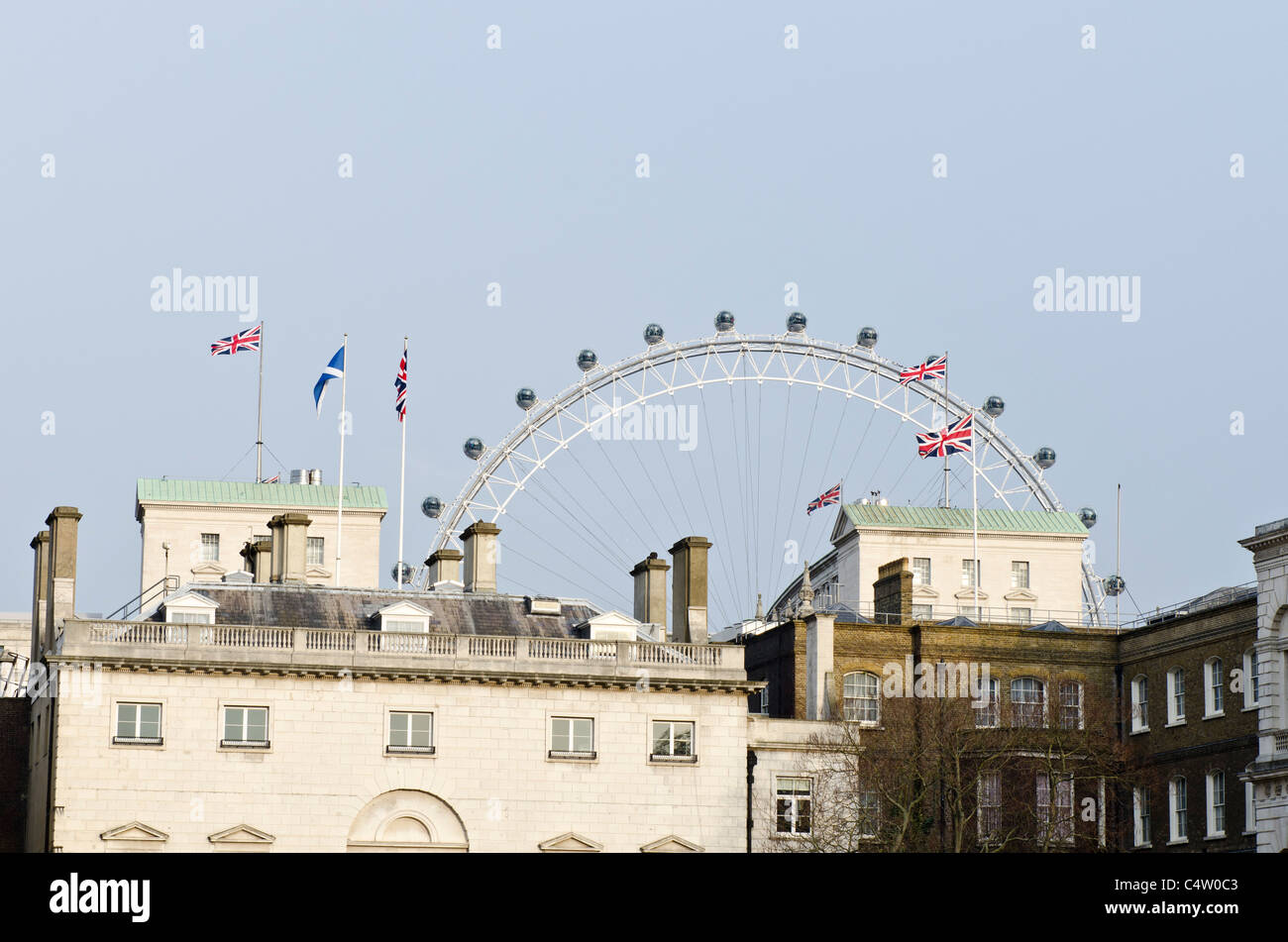 Spitze des London Eye von Horse Guards, Westminster, London Uk Union Jacks fliegen. Stockfoto