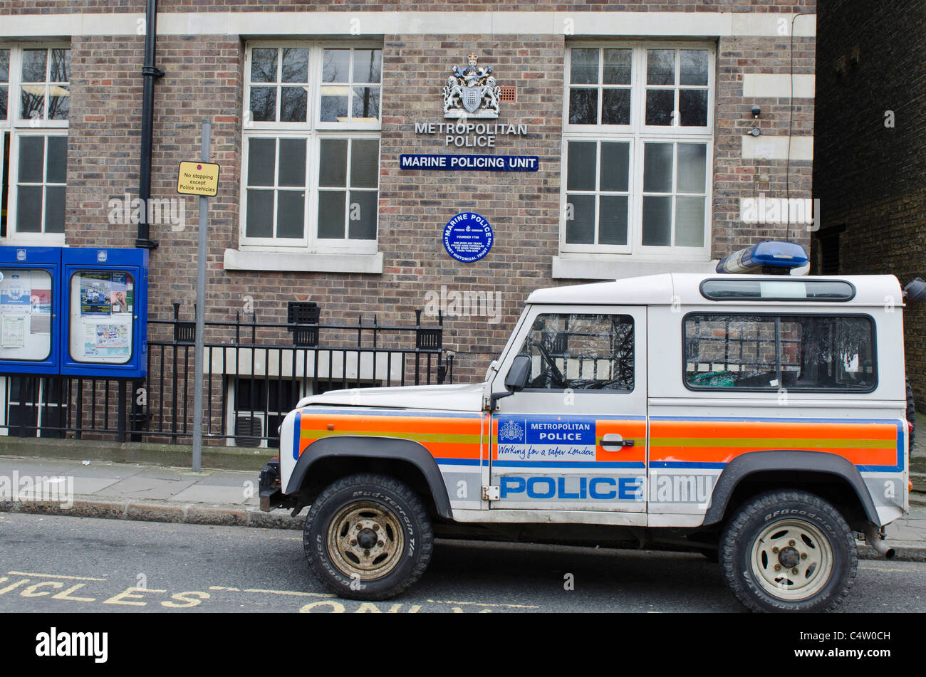Marine Policing-Einheit mit Poiice Landrover Wapping High Street London Uk Stockfoto