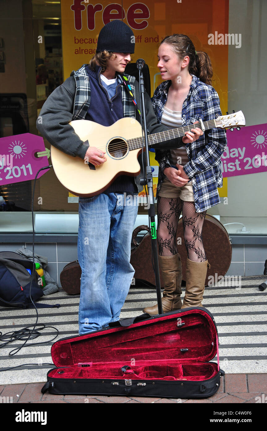 Paar als Straßenmusikant in Straße, Pride Hill, Shrewsbury, Shropshire, England, Vereinigtes Königreich Stockfoto