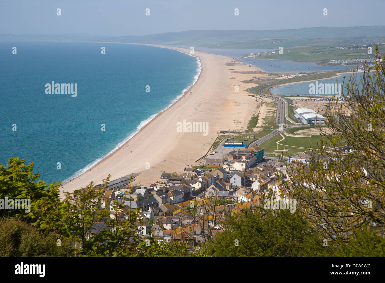 Chesil Beach, Flotte Lagune und Portland Hafen, Blick nach Norden aus Portland Heights, Dorset, England, UK Stockfoto