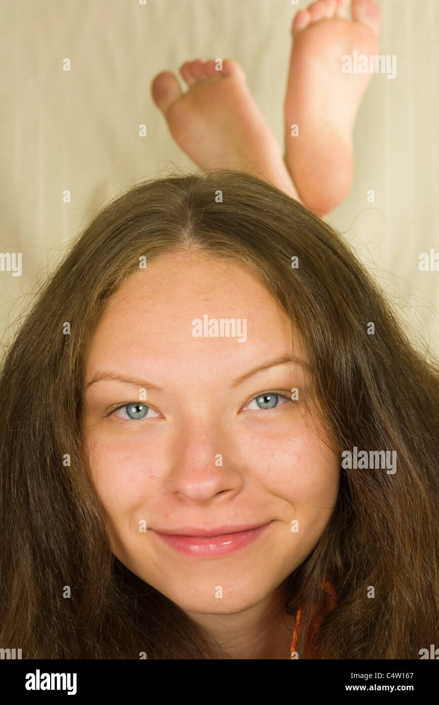 Porträt von 18 Jahre alten Mädchen auf dem Bett liegend Stockfoto