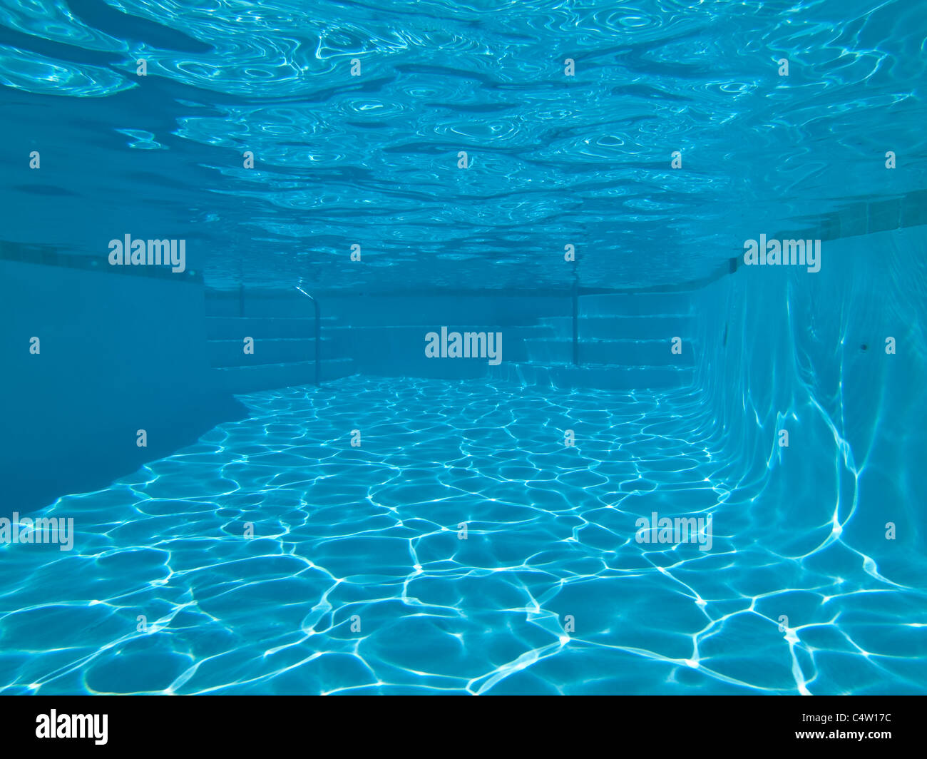 Unterwasser Schuss in einem großen, frisch gereinigt Pool. Stockfoto