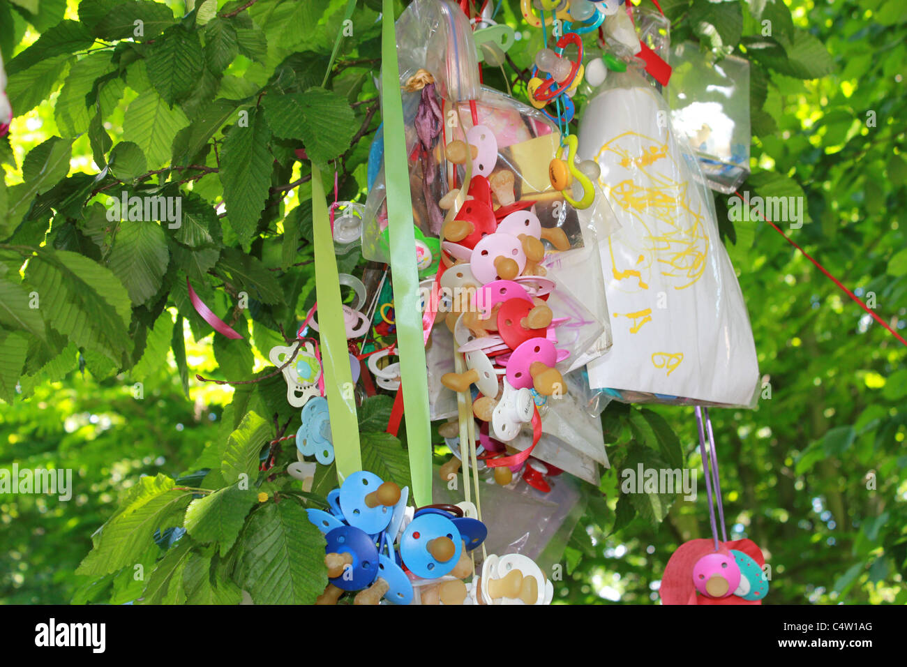 Schnuller hängt in einem Baum in Frederiksberg Park wo dänische Eltern mit  ihren Kindern zum Zeitpunkt der Entwöhnung bringen Stockfotografie - Alamy