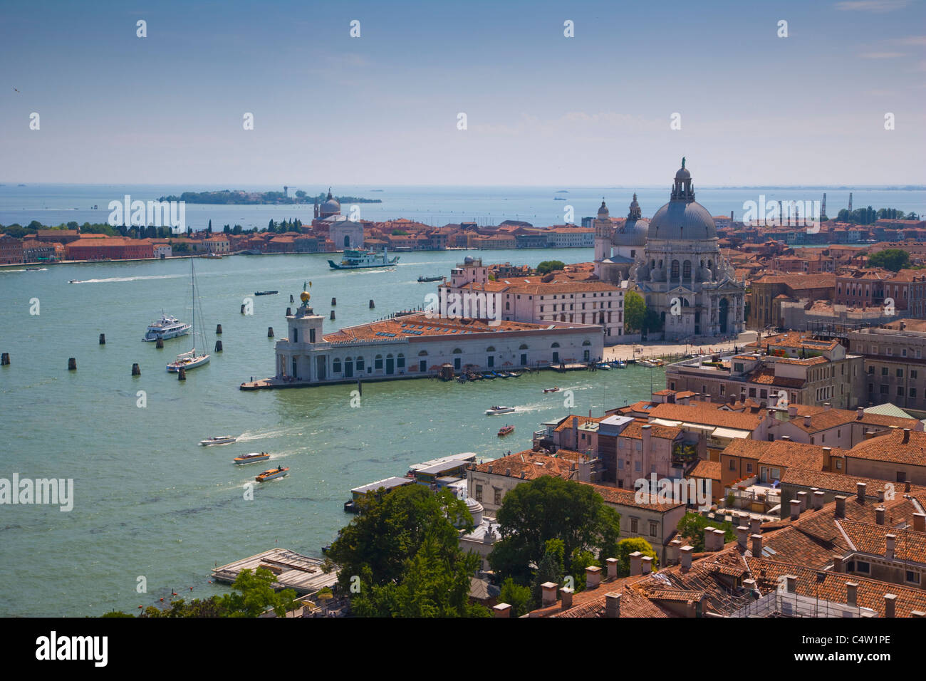 Blick auf Punta della Dogana mit Kirche Santa Maria della Salute von Campanile von San Marco, Venedig, Italien Stockfoto