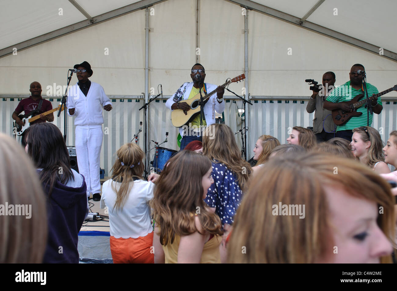 Mädchen im Teenageralter beobachten live-Band an Leamington Friedensfest Stockfoto