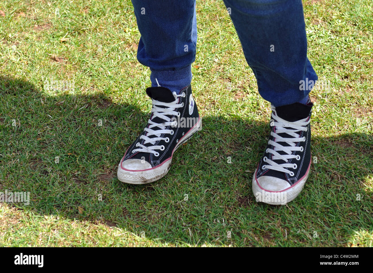 Teenager männlich tragen Converse Baseball Stiefel Stockfoto