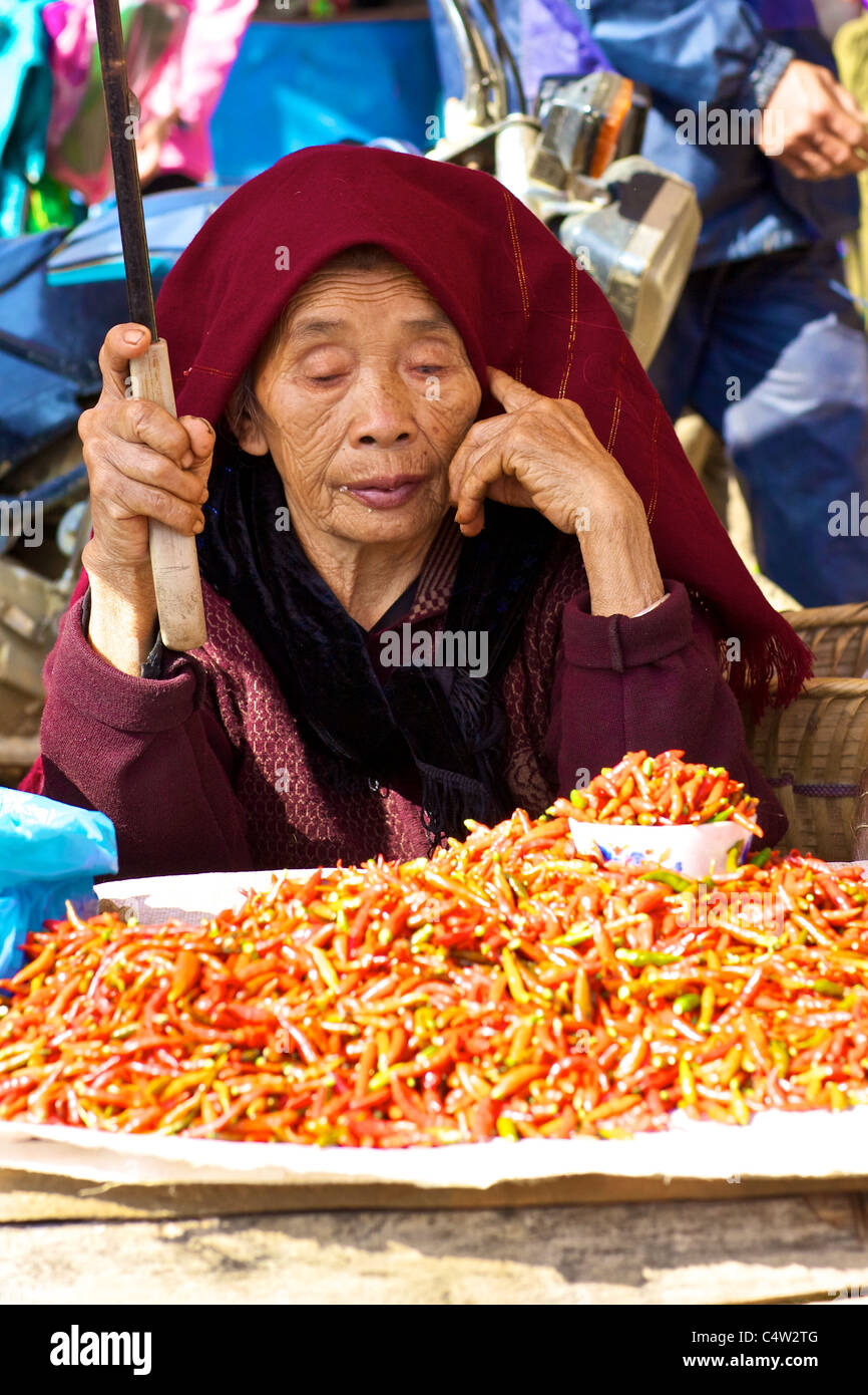 Nicht identifizierte Vietnamesin Chilis am Markt in Bac Ha, Vietnam zu verkaufen. Stockfoto