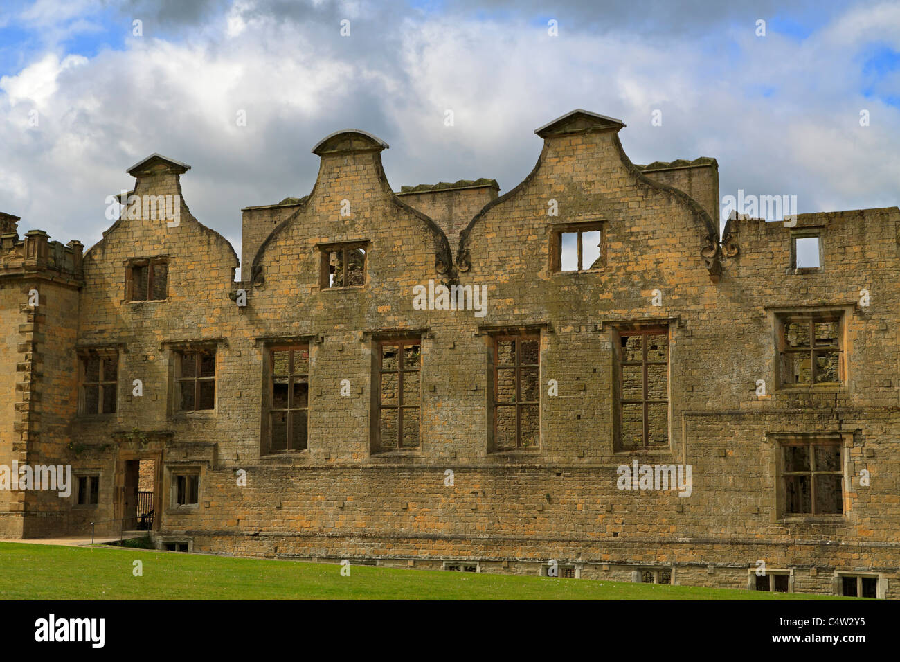 Bolsover Castle, Derbyshire. Geschwungene Giebel des großen Saals des Bereichs Terrasse an einem stürmischen Nachmittag. Stockfoto