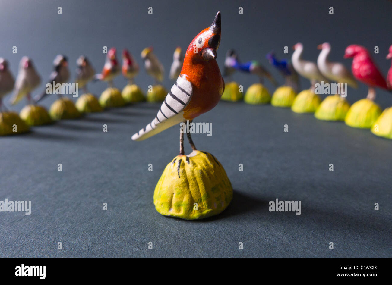 Miniaturmodelle von Vögel mit heraus vor einer Gruppe. Stockfoto