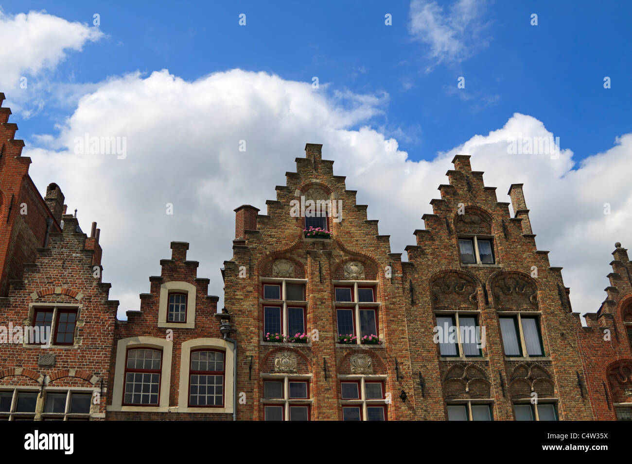 Stufengiebel die Backsteinhäuser in Jan Van Eyck-Platz, Brügge, Belgien Stockfoto