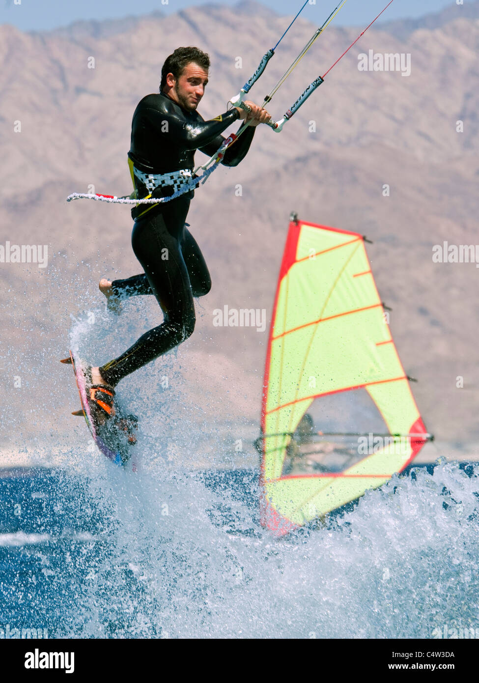 Eine Nahaufnahme von einem Kitesurfer in der Mitte einen Sprung im Resort von Eilat in Israel. Stockfoto