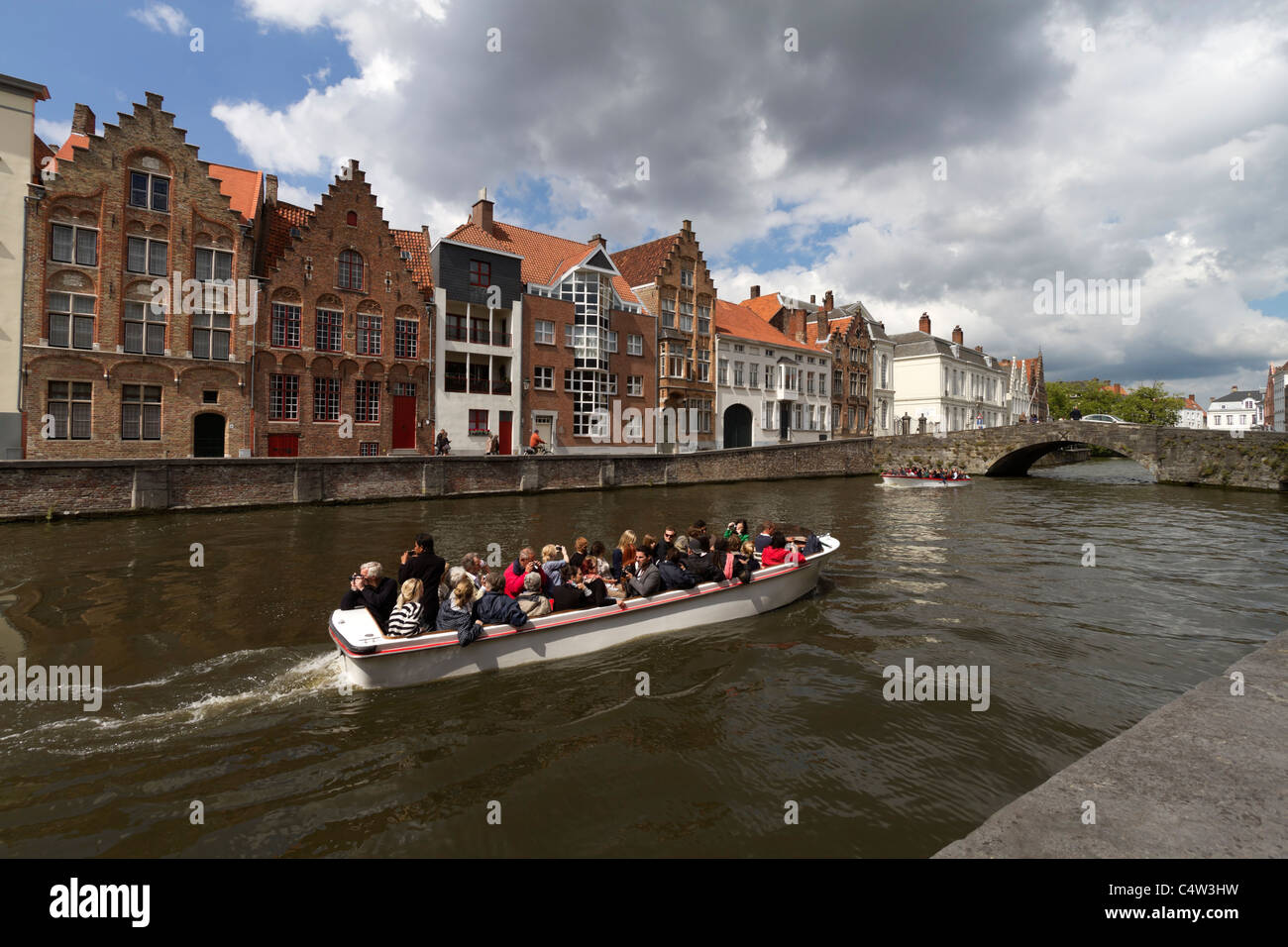 Spieglerei Kanal, Brügge, Belgien. Ausflugsboote Sightseeing pass Konings Brug und die typischen Canalside Häuser. Stockfoto