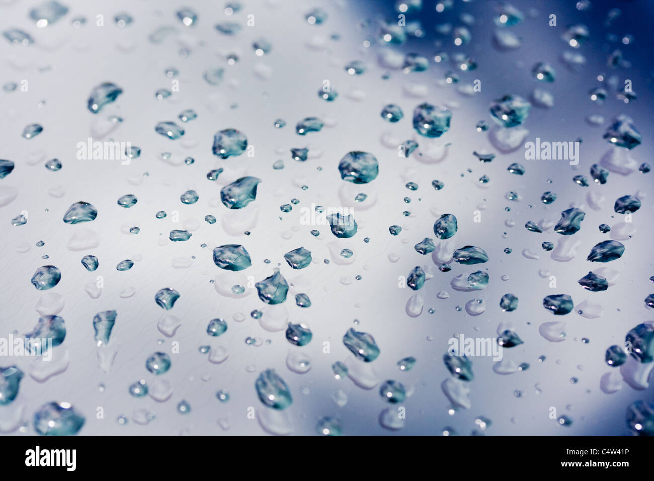 Blaue abstrakten Hintergrund von Wassertropfen auf Glas Stockfoto