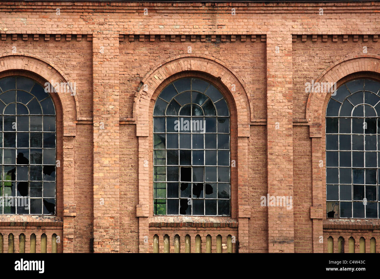 XIX Jahrhundert Industriearchitektur. Ziegelwand mit verwitterten gefliesten Windows. Stockfoto