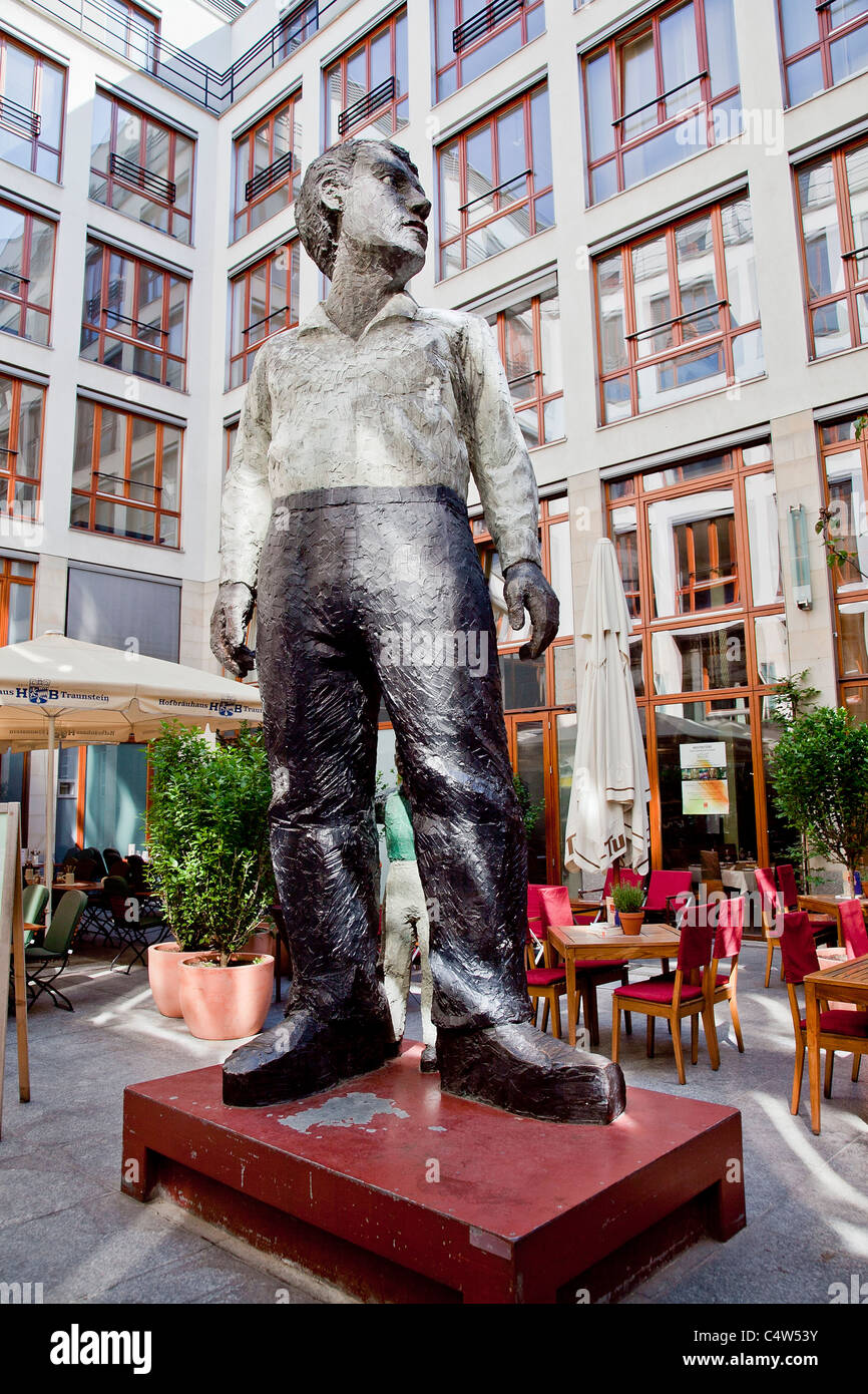 Deutschland, Berlin-Statue eines jungen Ions einen Innenhof Stockfoto
