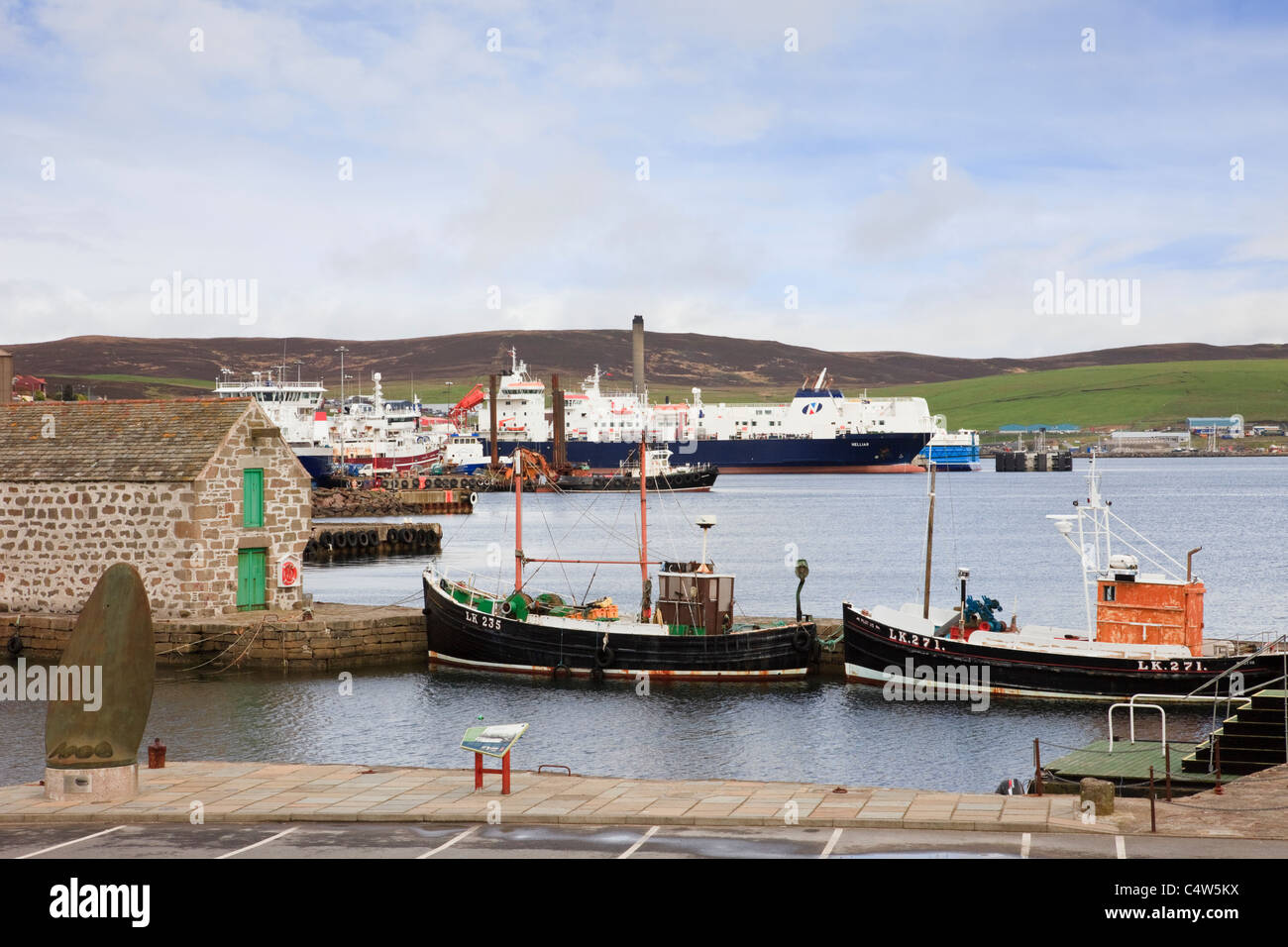 Lerwick, Shetland Islands, Schottland, UK, Europa. Hay es Dock mit alten Boote vertäut Stockfoto