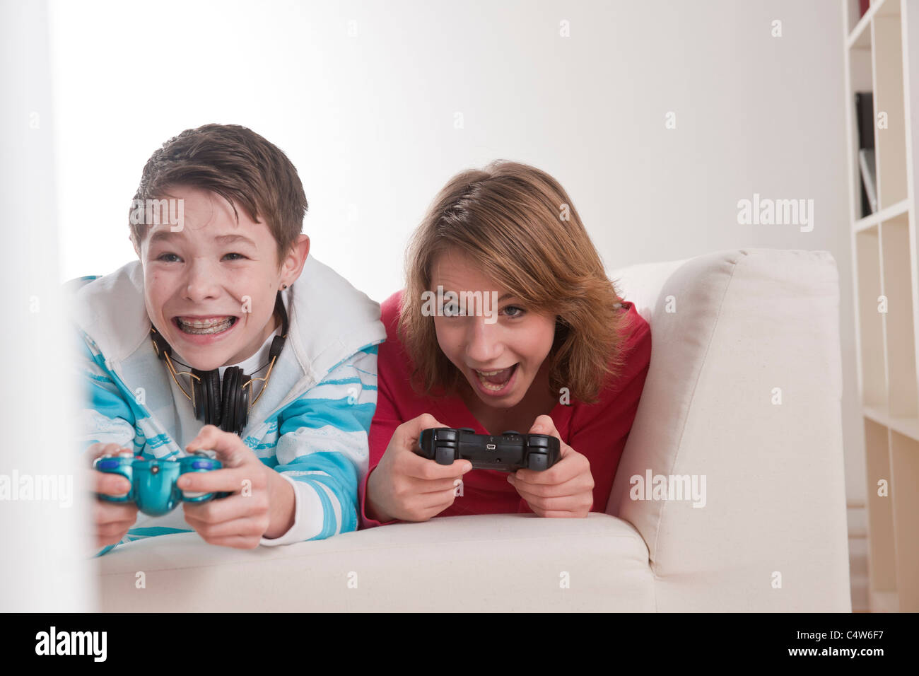 Jugendliche spielen Videospiele, Mannheim, Baden-Württemberg, Deutschland Stockfoto