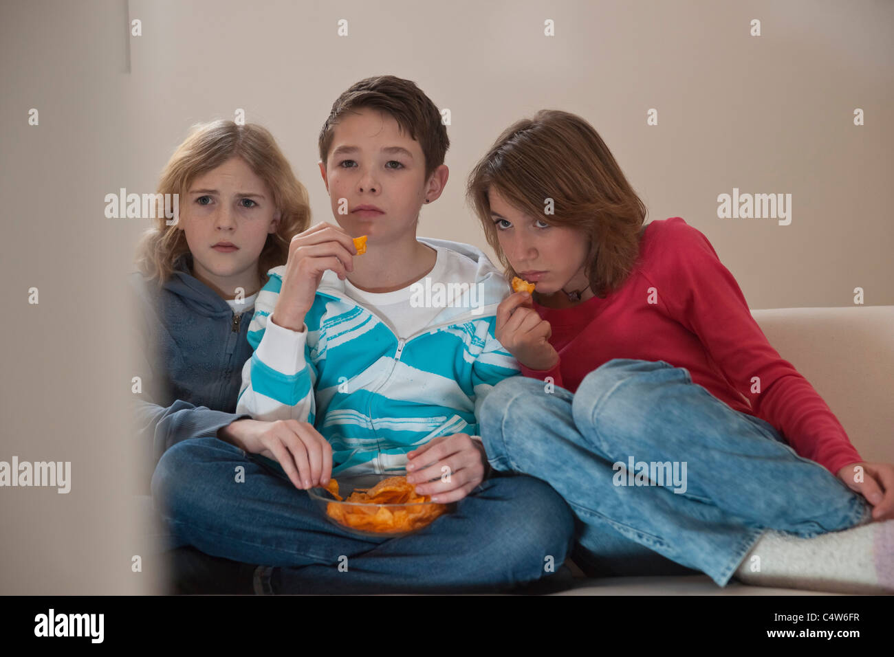 Jugendliche, die gerade Fernsehen, Mannheim, Baden-Württemberg, Deutschland Stockfoto