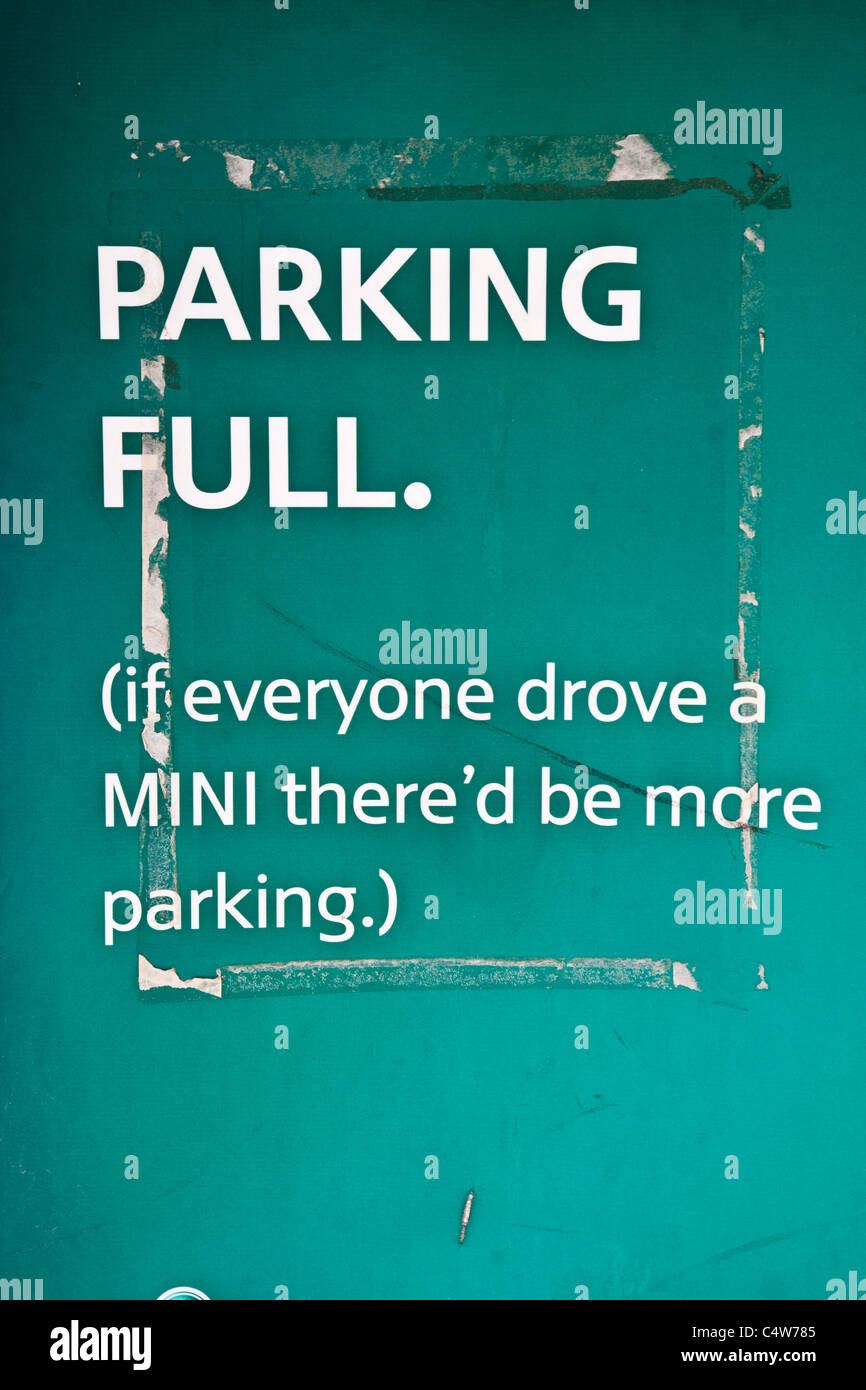 Eine amüsante Parkplatz voll beachten Sie außerhalb des Madinat Jumeirah in Dubai, Vereinigte Arabische Emirate Stockfoto