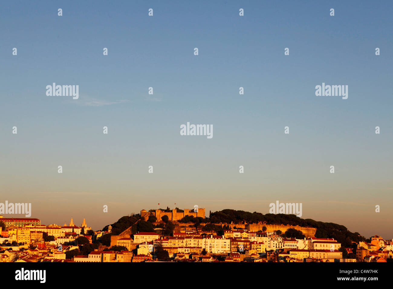 Lissabon-Schloss und Stadtteil Alfama in Portugal. Stockfoto