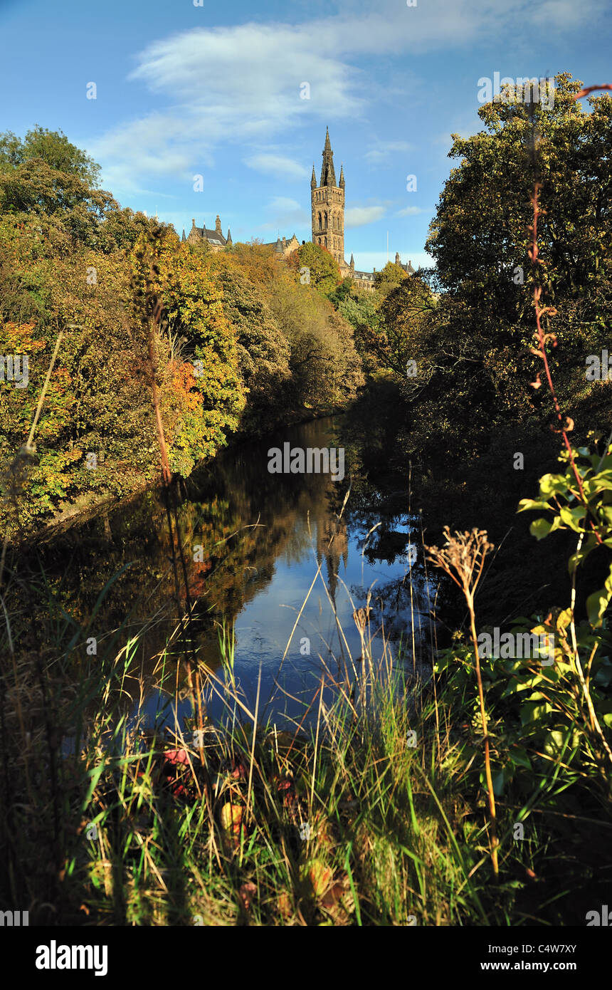 Universität Glasgow spiegelt sich in den Fluss Kelvin Stockfoto
