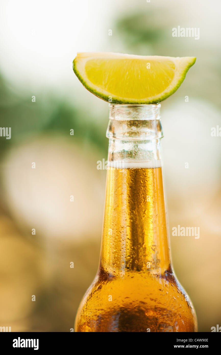 Nahaufnahme von Flasche Bier mit Limettenscheibe an der Spitze Stockfoto
