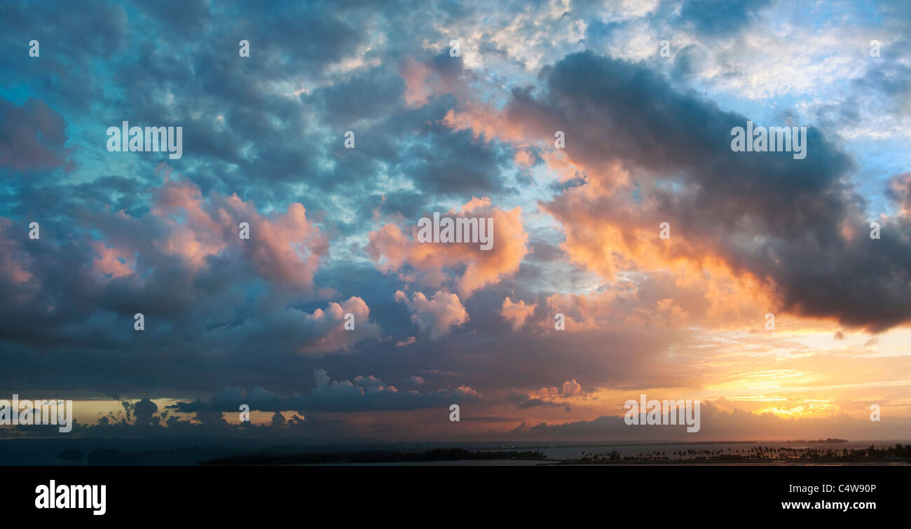 Dramatischer Himmel mit Wolken bei Sonnenuntergang Stockfoto