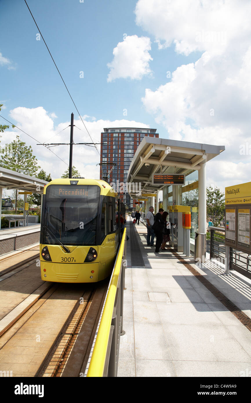 Manchester Metrolink-Straßenbahn in Mediacity Salford Quays UK Stockfoto