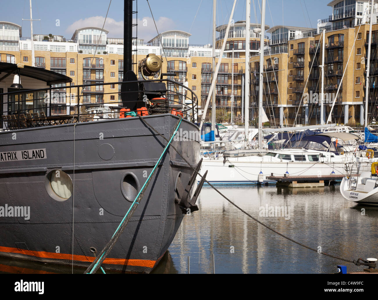 Ein vor Anker Boot am St. Katherine's Dock, London. Stockfoto