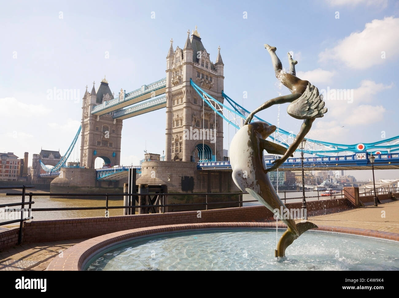 Mädchen und Delphin-Brunnen von Tower Bridge, London. Stockfoto